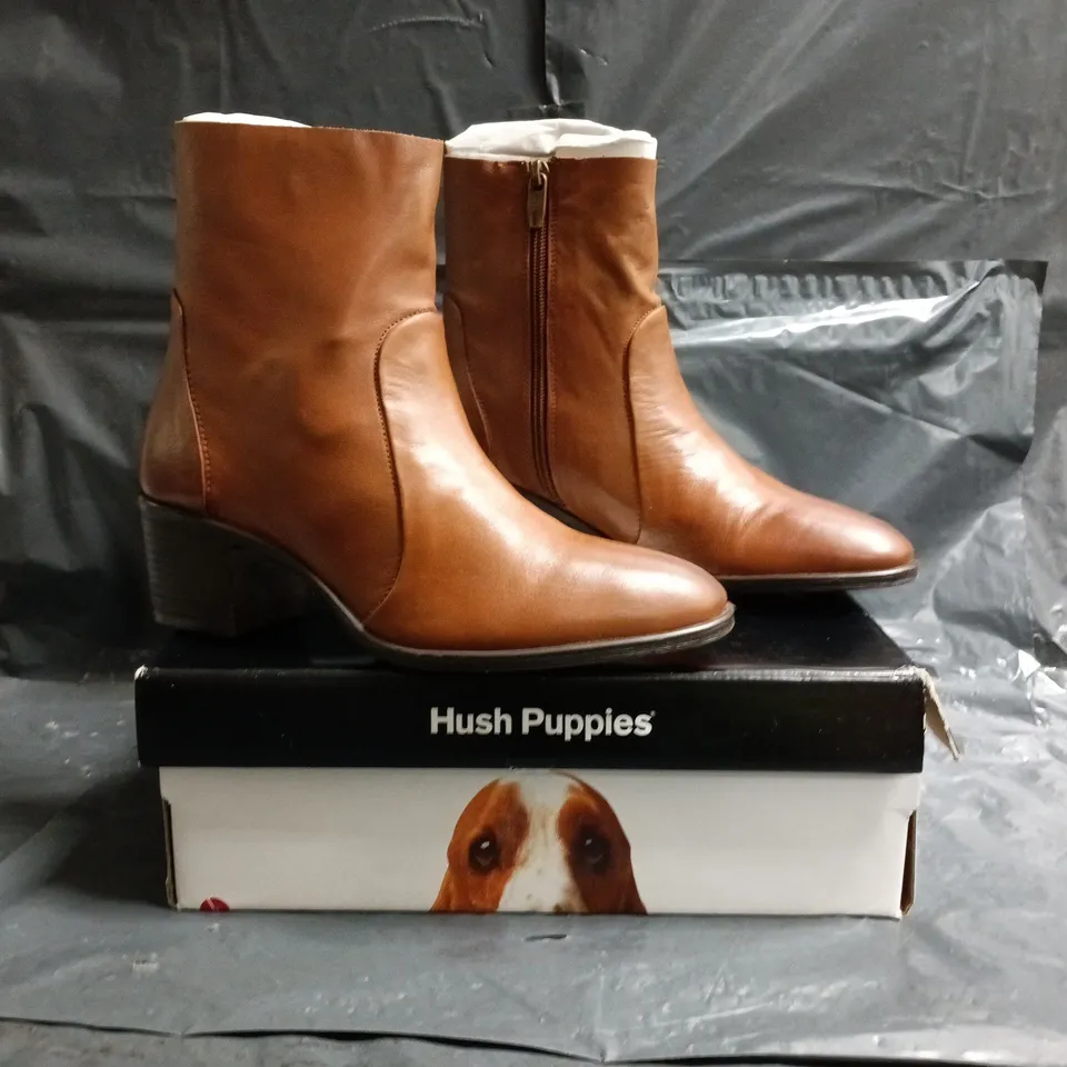 BOXED PAIR OF HUSH PUPPIES WINONA WESTERN BOOTS IN TAN SIZE UK 6