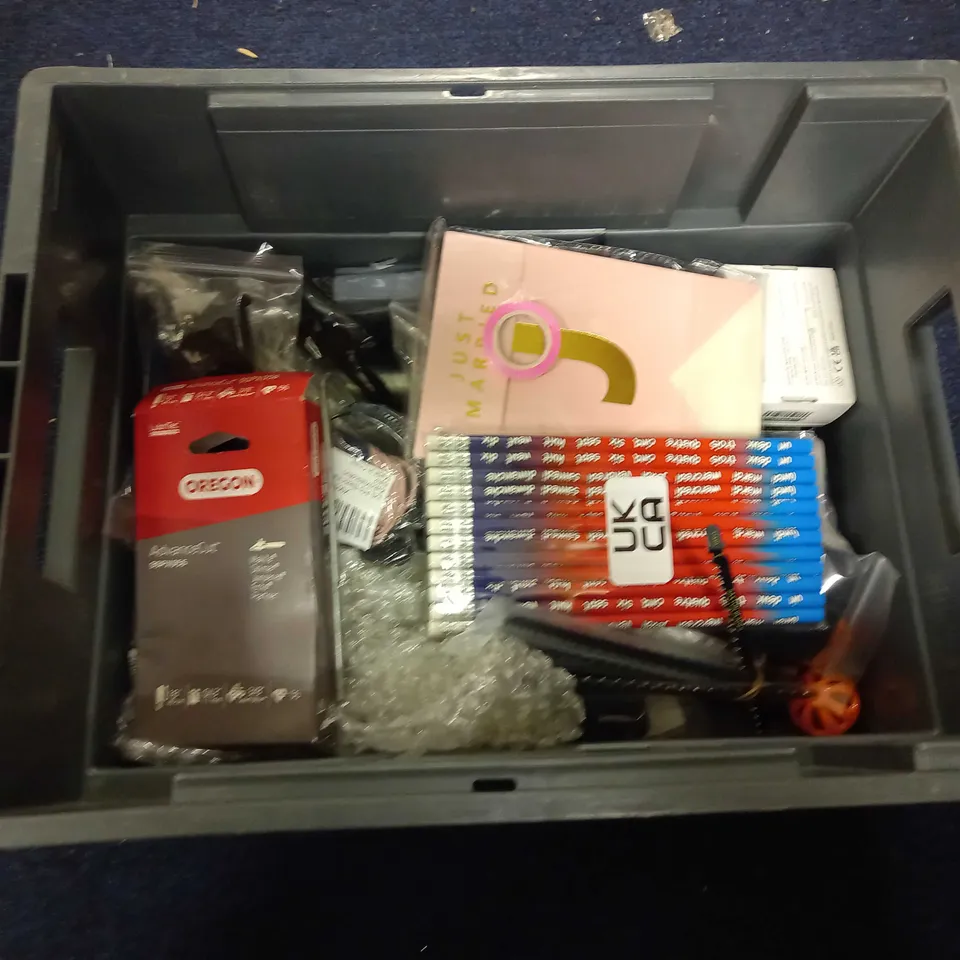 LOT OF ASSORTED HOUSEHOLD GOODS TO INCLUDE WOOD FILLER, SQAURE SOFT PASTELS, AND PASTEL SHADES PAINT PAN SET ETC.