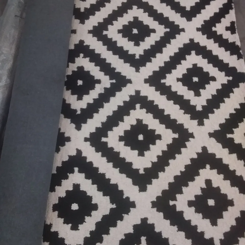 DRUBIN HAND TUFTED WOOL BLACK RUG 5'X8'
