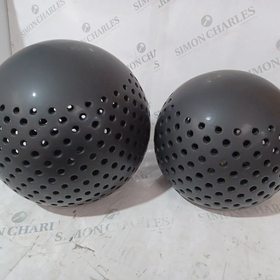SET OF 2 BLACK ROUND DECORACTIVE PIECES SUITABLE FOR BOTH INDOOR AND OUTDOOR