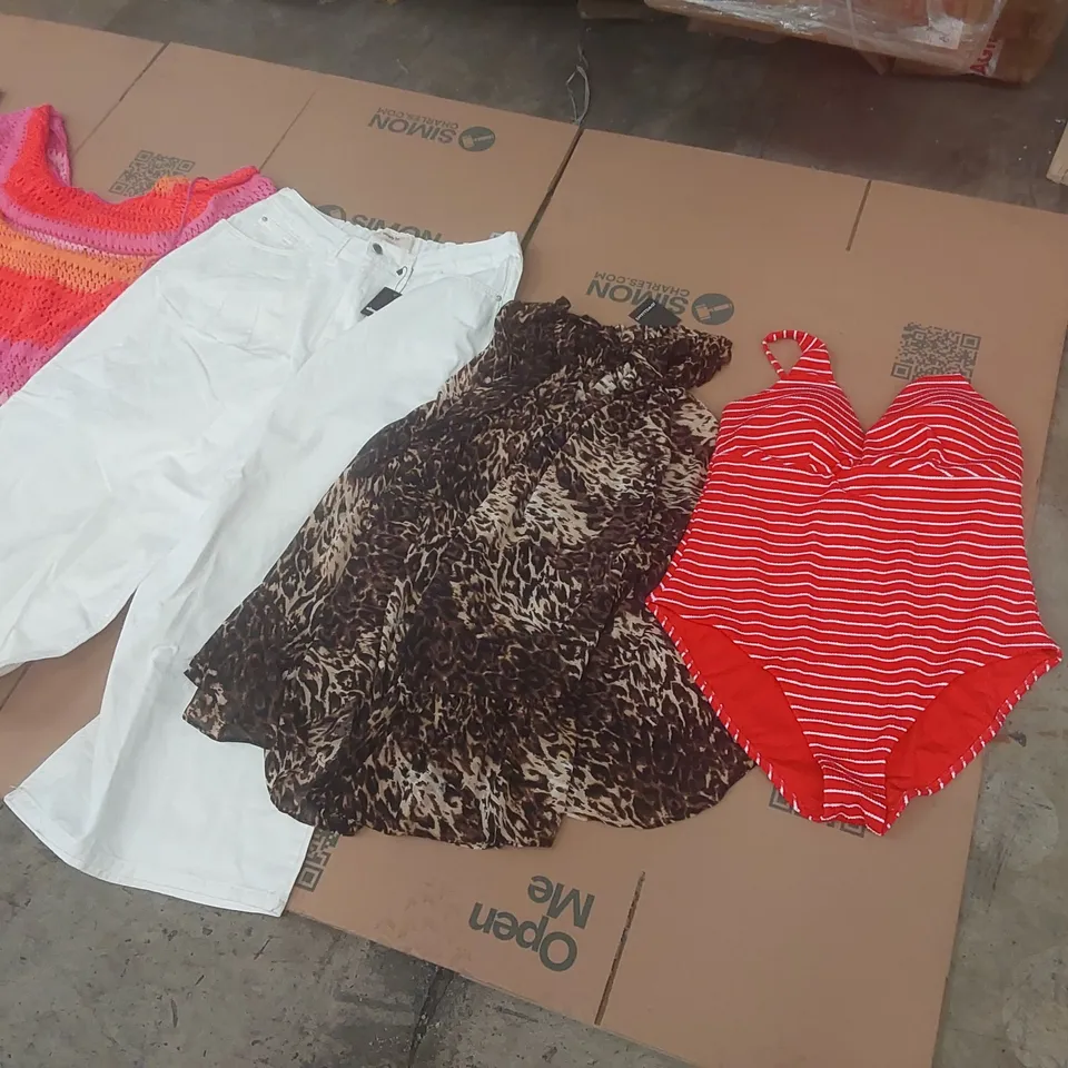 PALLET CONTAINING APPROXIMATELY 600x BRAND NEW ASSORTED DESIGNER CLOTHING ITEMS INCLUDING: SIMPLY BE BATHING SUIT, JEANS, SKIRT, JD WILLIAMS TOPS ECT