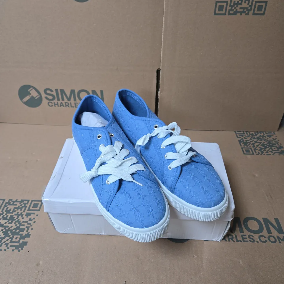 URBAN JACKS ZITA TRAINERS SKY BLUE SIZE 7 BOXED