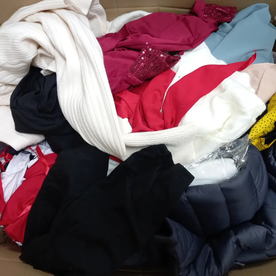 BOX OF APPROXIMATELY 25 ASSORTED CLOTHING ITEMS TO INCUDE - JEANS , TROUSERS , SHORTS ETC