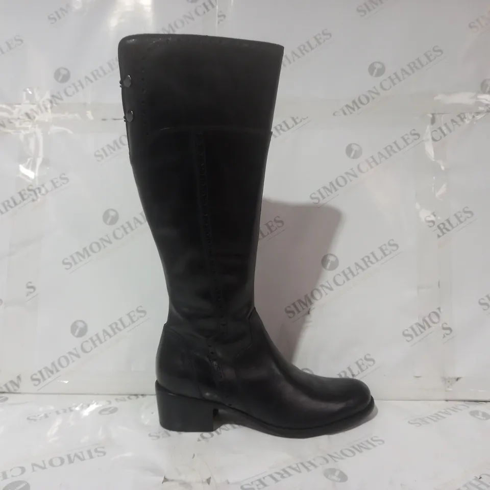 BOXED PAIR OF JONES LOW BLOCK HEEL SIDE-ZIP KNEE HIGH BOOTS IN BLACK EU SIZE 40