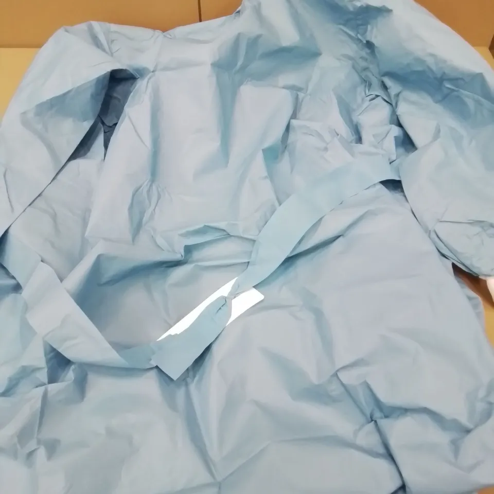 PALLET OF APPROXIMATELY 800 ASSORTED BRAND NEW MEDICARE LAMINATED NON STERILE GOWNS - SIZE XL