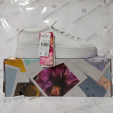 BOXED PAIR OF ROXY SHEILAHH 2.0 SHOES IN WHITE UK SIZE 6