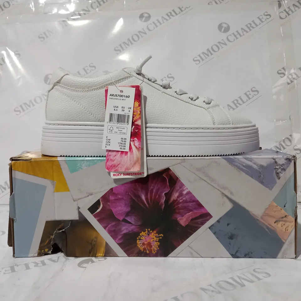 BOXED PAIR OF ROXY SHEILAHH 2.0 SHOES IN WHITE UK SIZE 6