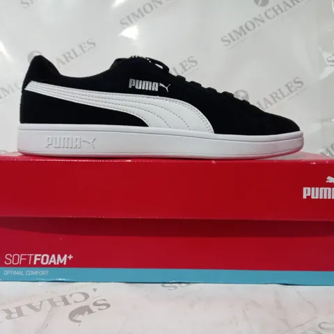 BOXED PAIR OF PUMA SMASH V2 SHOES IN BLACK/WHITE UK SIZE 7