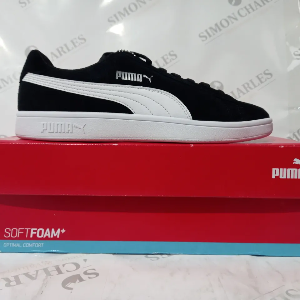 BOXED PAIR OF PUMA SMASH V2 SHOES IN BLACK/WHITE UK SIZE 7