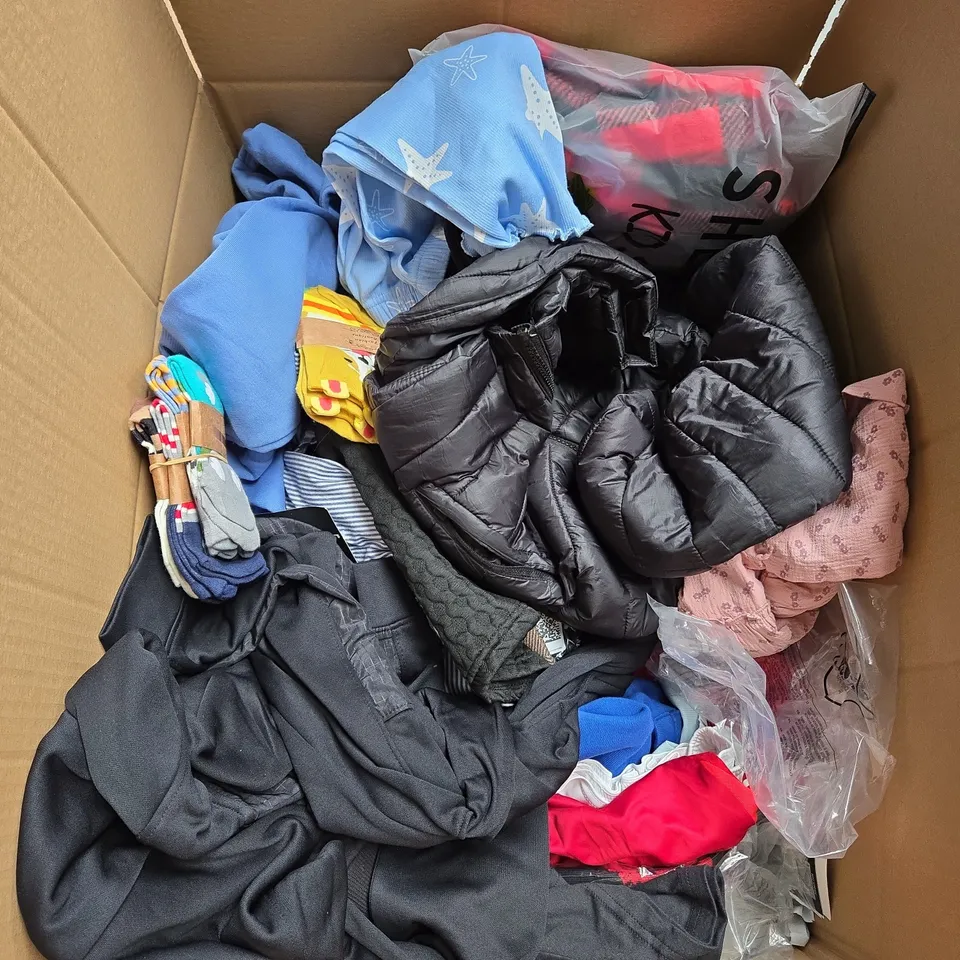 BOX OF APPROXIMATELY 30 ASSORTED KIDS CLOTHING ITEMS TO INCUDE - DRESSES, SWEATER, BABY SLEEPING BAG, ETC