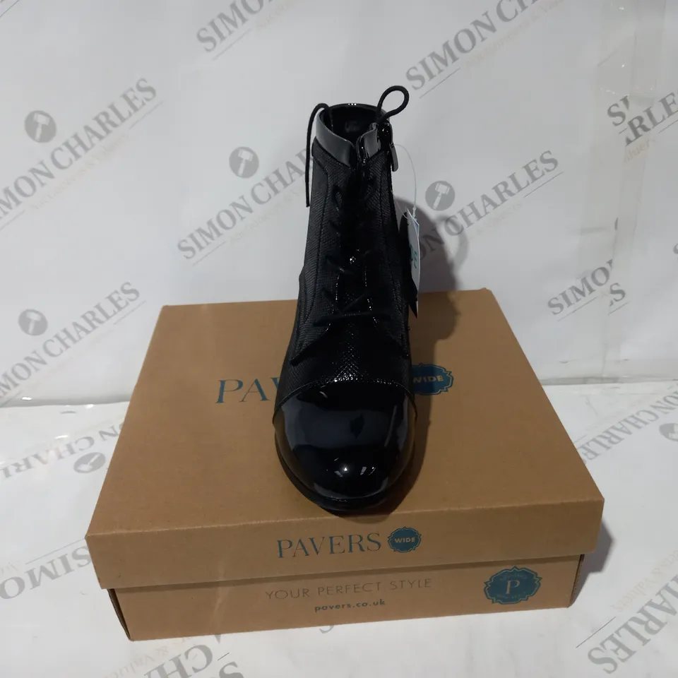 PAVERS WIDE BLACK LACE UP BOOTS SIZE 5
