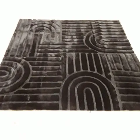QUALITY DESIGNER AREA RUG // APPROX SIZE: 205 x 205cm