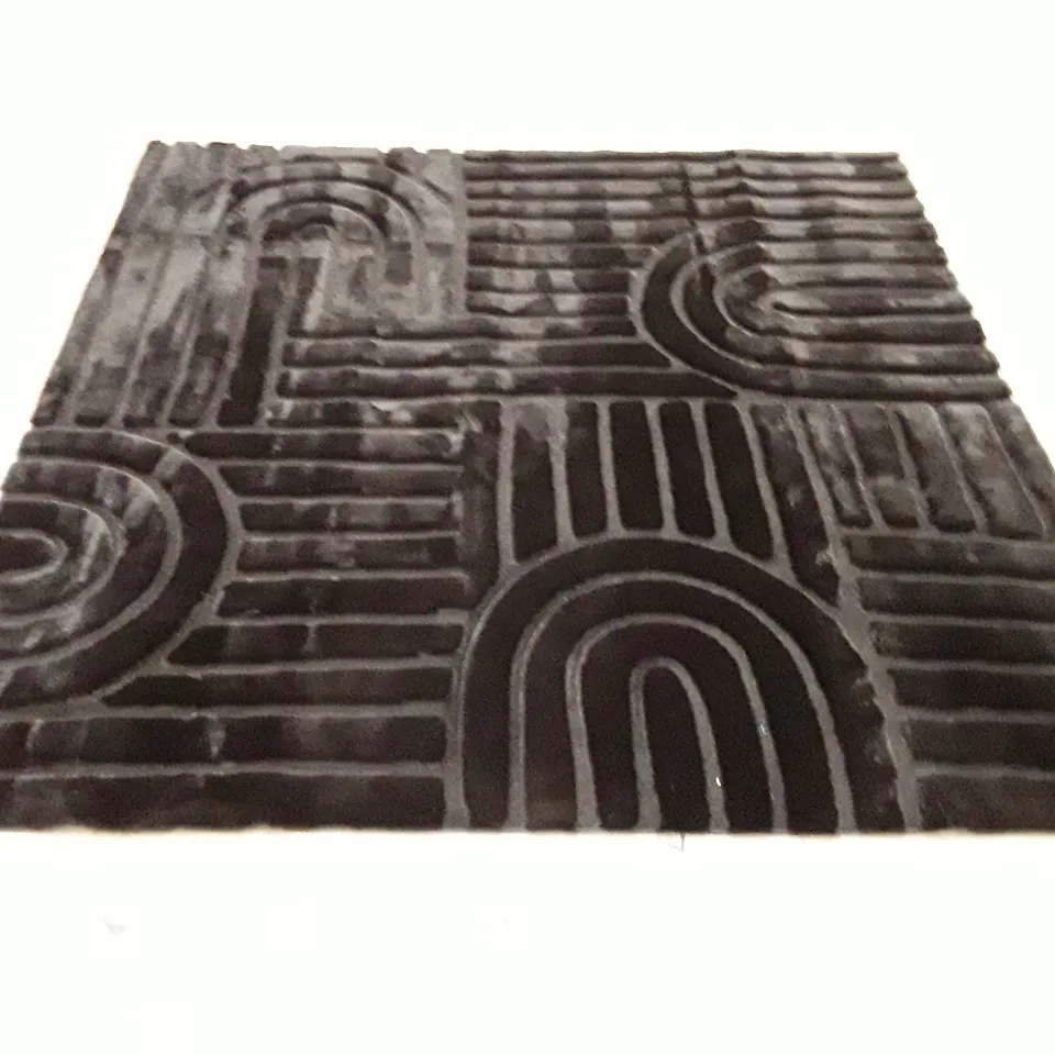 QUALITY DESIGNER AREA RUG // APPROX SIZE: 205 x 205cm