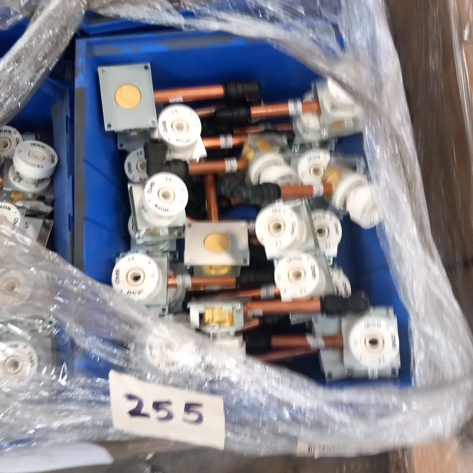 PALLET OF APPROXIMATELY 240 CMS IKON OXYGEN BRACKETS WITH COPPER PIPES