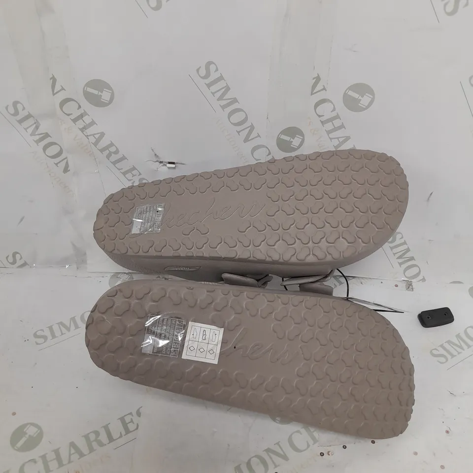 BOXED PAIR OF SKECHERS ARCH FIT FOAMIES SLIDE SANDALS IN DARK TAUPE SIZE 4