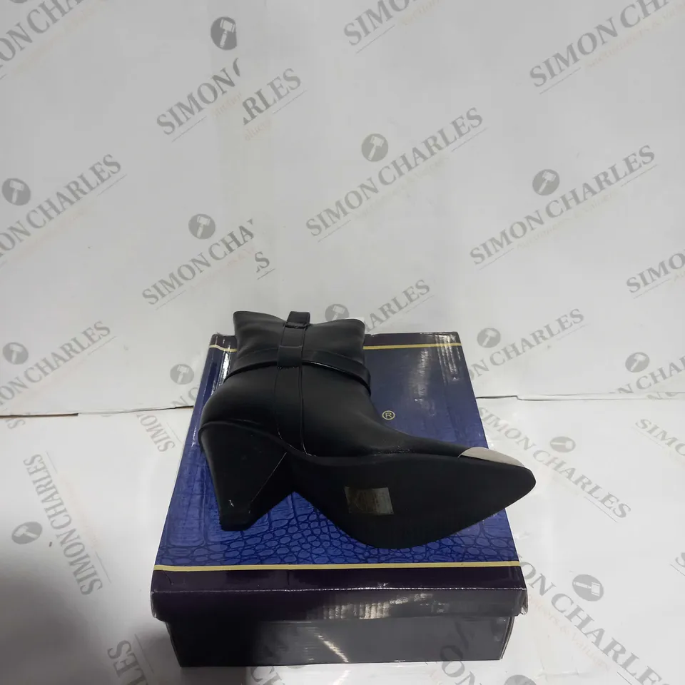 BOXED PAIR OF SERGIO METALLIC DETAIL COWBOY BOOTS SIZE 5