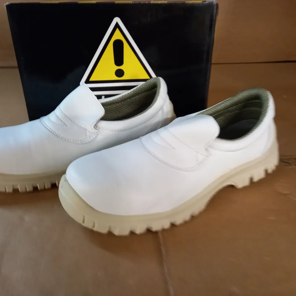 LOT OF 5 PAIRS OF WARNING RESTO CLEAN SAFETY FOOTWEAR - VARIOUS SIZES 