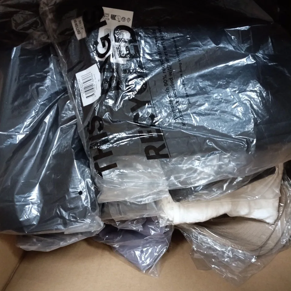 APPROXIMATELY 25 ASSORTED CLOTHING ITEMS IN VARIOUS SIZES, COLOURS & STYLES TO INCLUDE SARA BADYDOLL MINI DRESS, OFF SIDE WOVEN SWEATPANT, BALL CAP, ETC