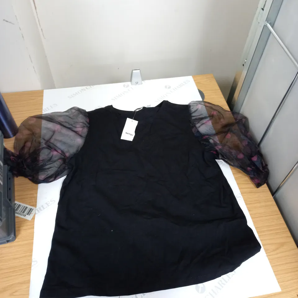 BOX OF ASSORTED CLOTHING ITEMS TO INCLUDE SKIRTS, DRESSES, JUMPERS ETC