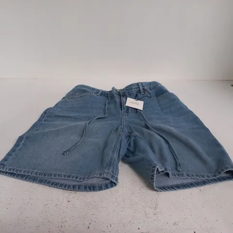 VERO MODA WE DO DENIM LIGHT BLUE BERMUDA SHORTS – SIZE M (STYLE NO. 10326196)