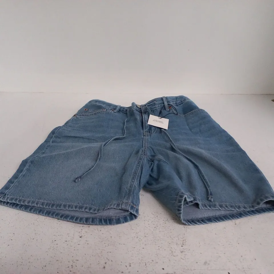 VERO MODA WE DO DENIM LIGHT BLUE BERMUDA SHORTS – SIZE M (STYLE NO. 10326196)