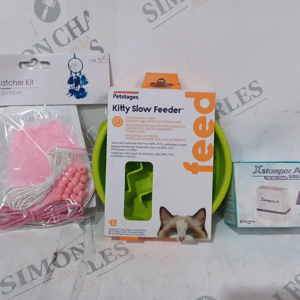 APPROXIMATELY 10 ASSORTED HOUSEHOLD ITEMS TO INLUDE XSTAMPER PRE-INK STAMP, KITTY SLOW FEEDER, DREAM CATCHER, ETC