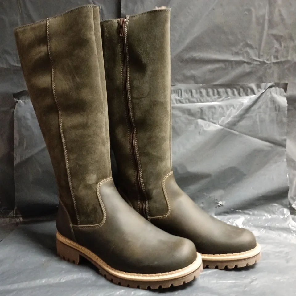 BOXED PAIR OF CELTIC & CO WATERPROOF SHEEP LINED TALL BOOTS IN OLIVE SIZE EU 37