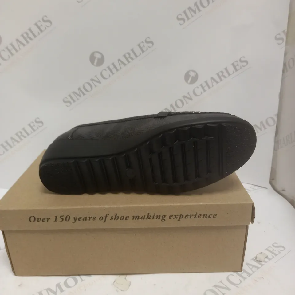 BOXED PAIR OF CUSHION WALK SLIP ON SHOES IN GREY - SIZE 5