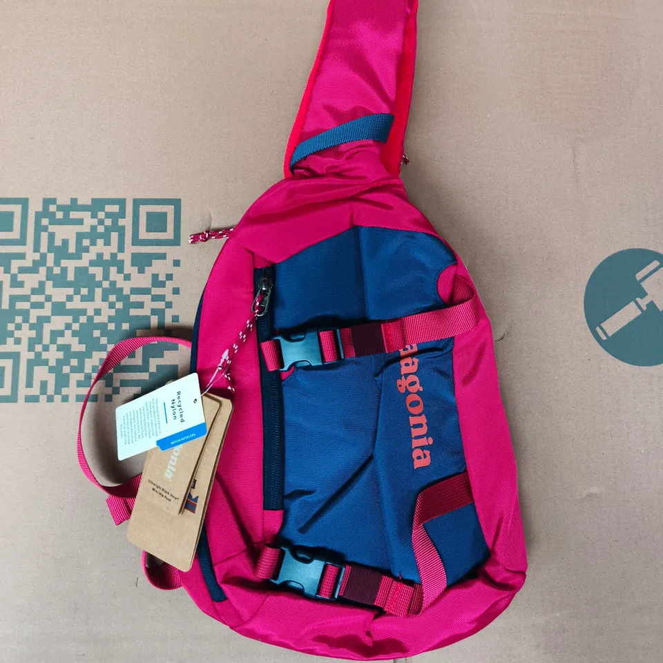 PATAGONIA ATOM 8L SLING BAG IN RED/NAVY