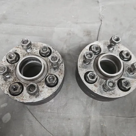 Pair of wheel hub assemblies with lug studs – rusty