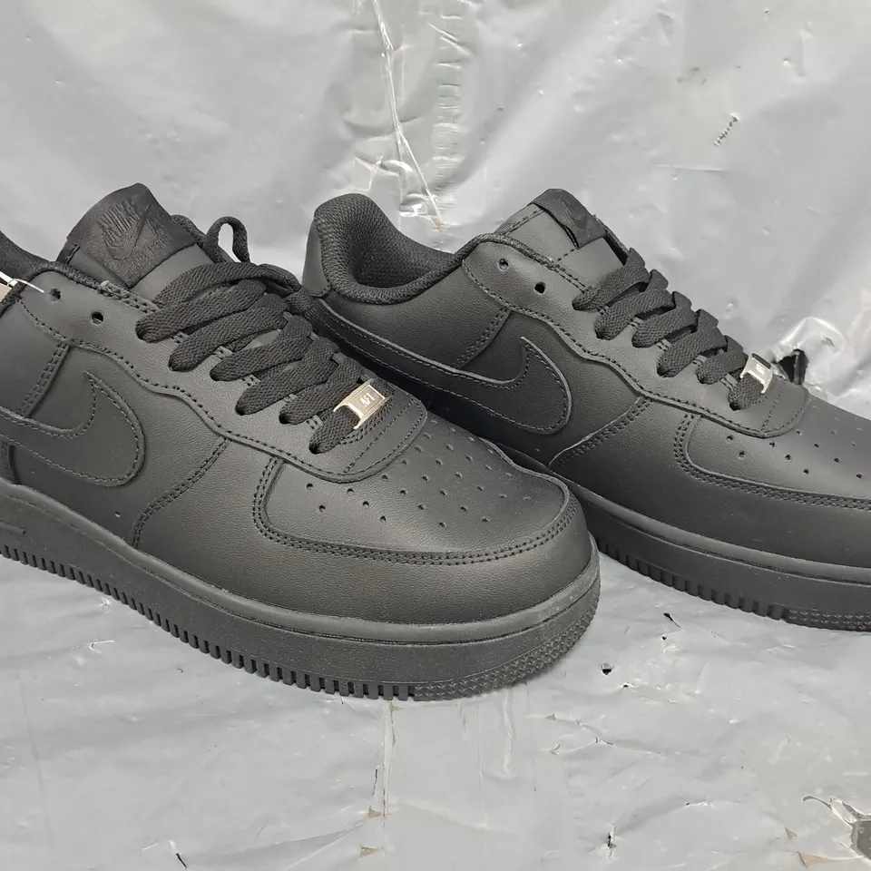 BOXED PAIR OF NIKE AIR FORCE 1 '07 SHOES IN BLACK SIZE UK 8
