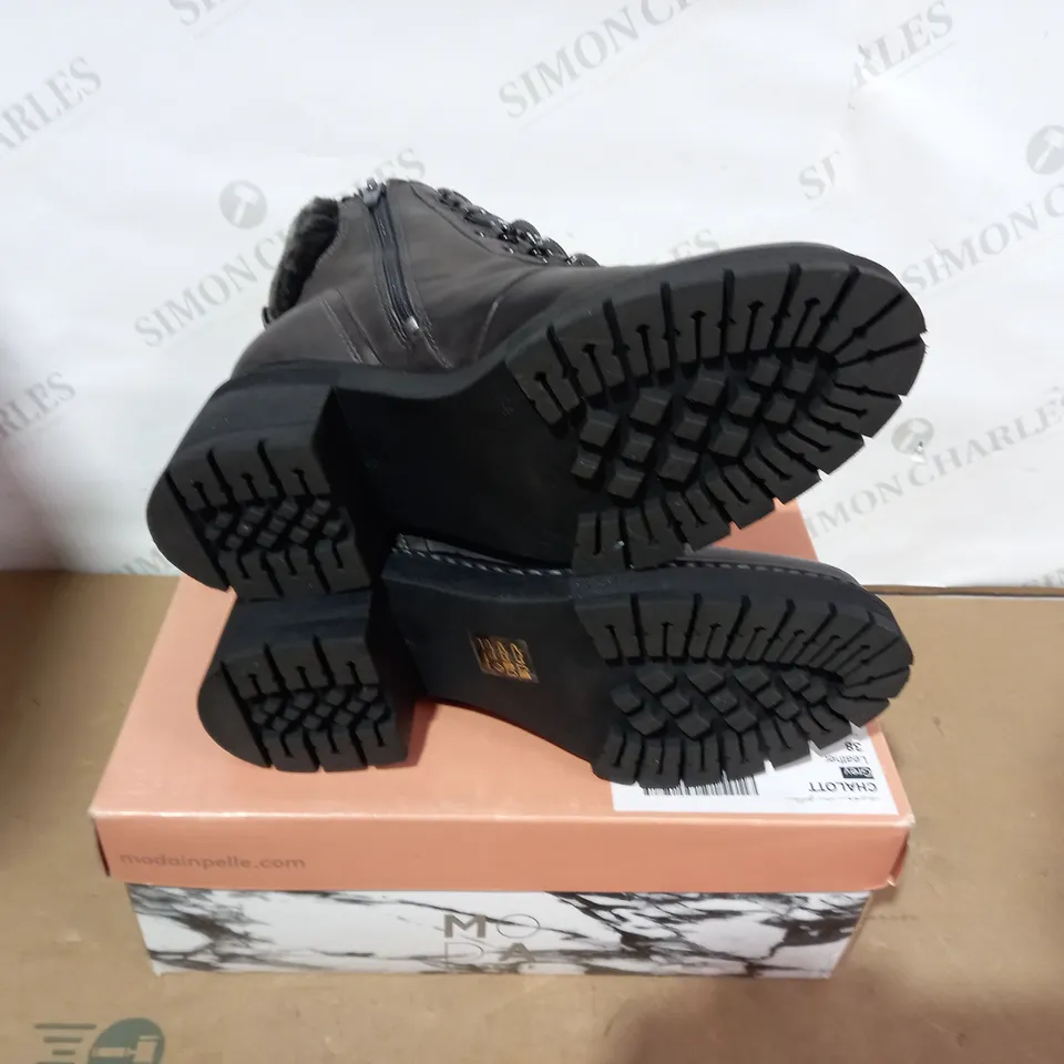 BOXED PAIR OF MODA IN PELLE BOOTS- SIZE 38
