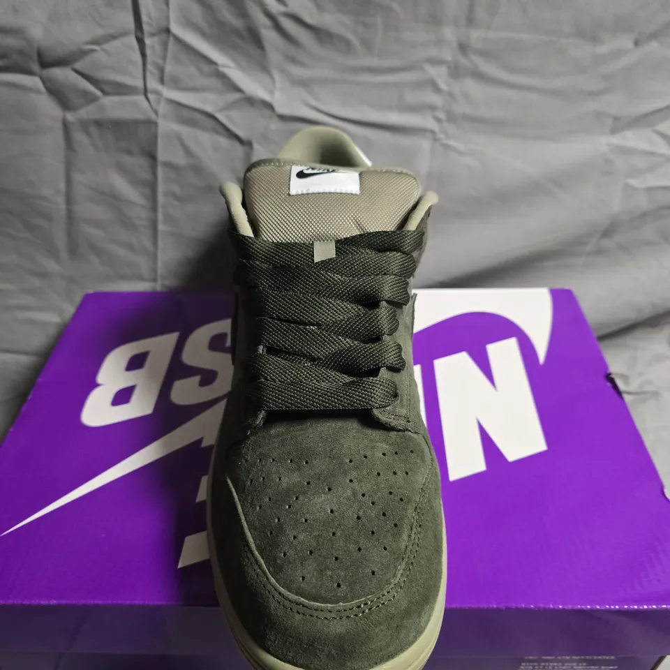 BOXED PAIR OF NIKE SB DUNK LOW PRO TRAINERS - UK SIZE12