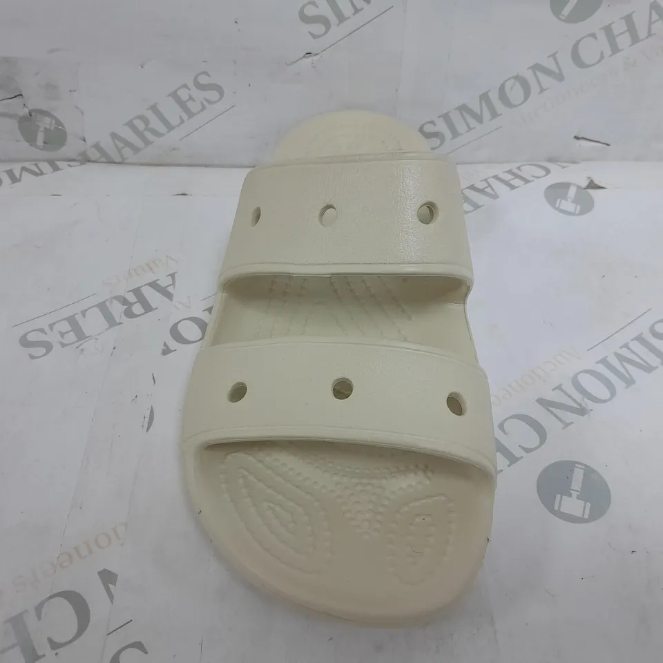 PAIR OF CRONIC ICONIC COMFORTS IN CREAM - MENS SIZE 5