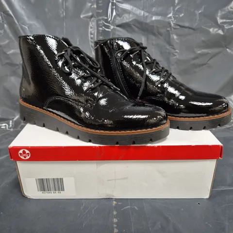 BOXED PAIR OF RIEKER LOW WEDGE BOOTS IN BLACK SIZE 6