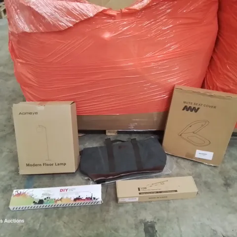 PALLET OF ASSORTED ITEMS INCLUDING: MODERN FLOOR LAMP, LED AQUARIUM LIGHT, CARRY BAG, PAINT SET, TOILET SEAT
