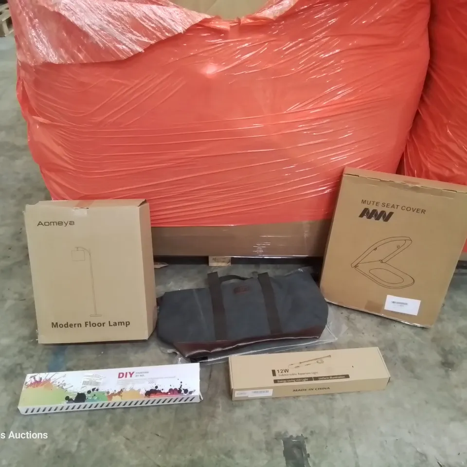 PALLET OF ASSORTED ITEMS INCLUDING: MODERN FLOOR LAMP, LED AQUARIUM LIGHT, CARRY BAG, PAINT SET, TOILET SEAT