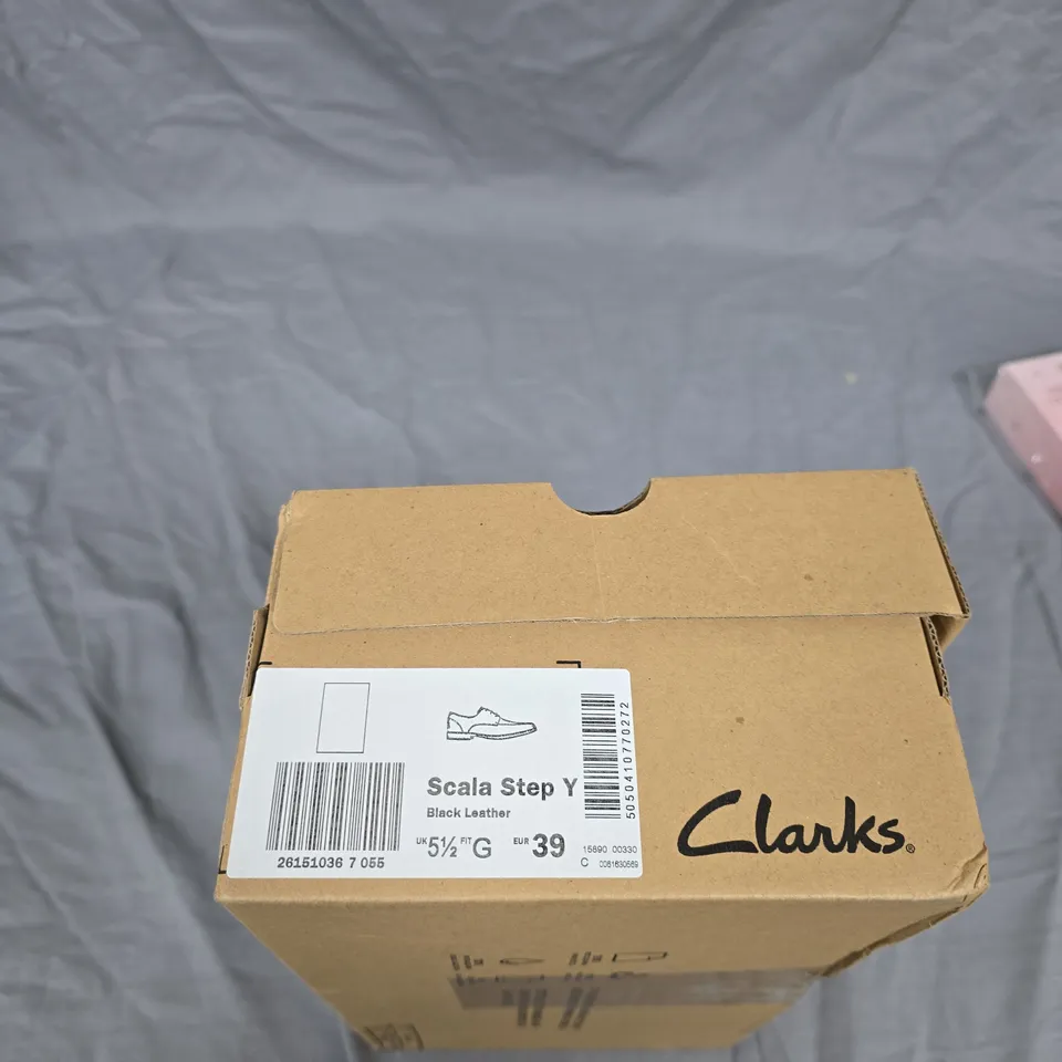 CLARKS SCALA STEP Y BLACK LEATHER SHOES – UK 5.5 (EU 39) – MEN’S DRESS SHOES