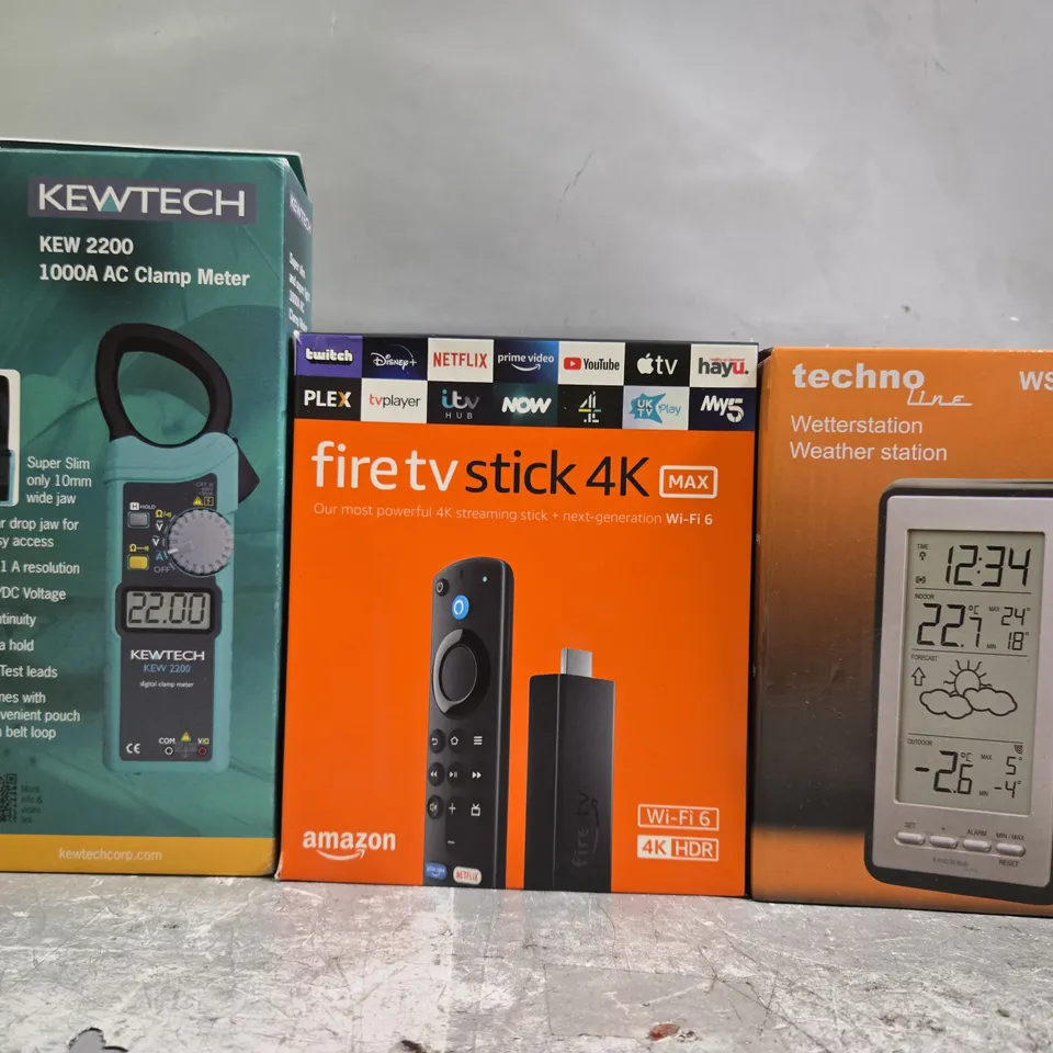 APPROXIMATELY 10 ASSORTED ELECTRICAL ITEMS TO INCLUDE CLAMP METER, FIRE TV STICK, WEATHER STATION, ETC