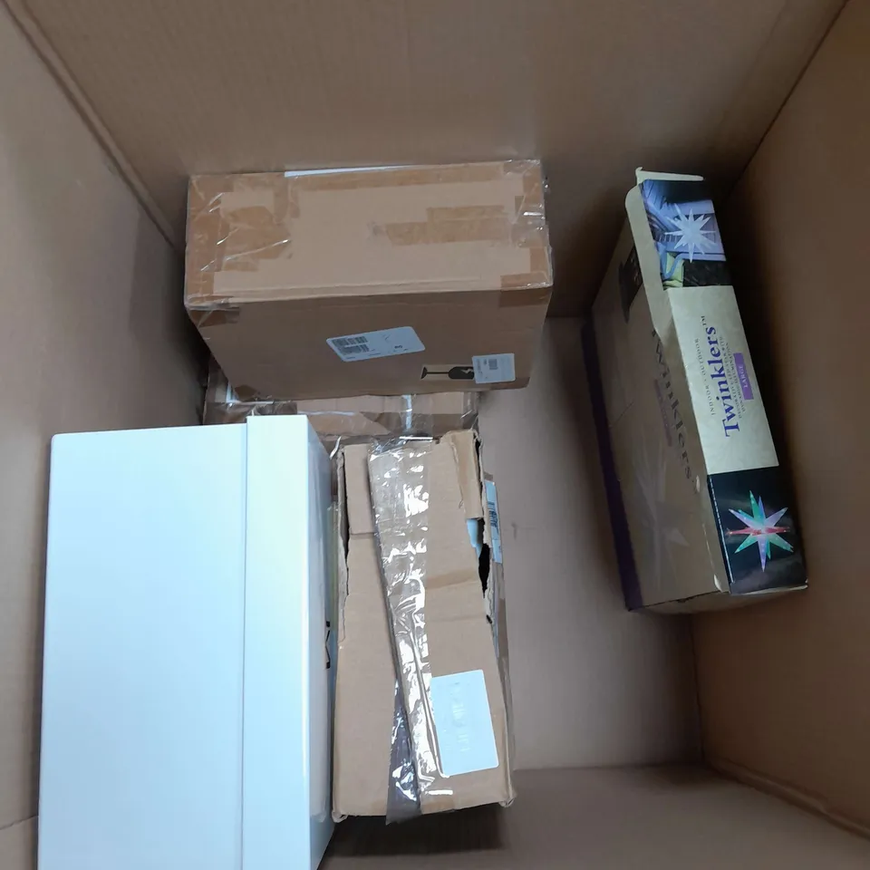 APPROXIMATELY 10 HOUSEHOLD ITEMS TO INCLUDE FESTIVE DECORATIONS, READING GLASSES AND SOLAR LIGHTS