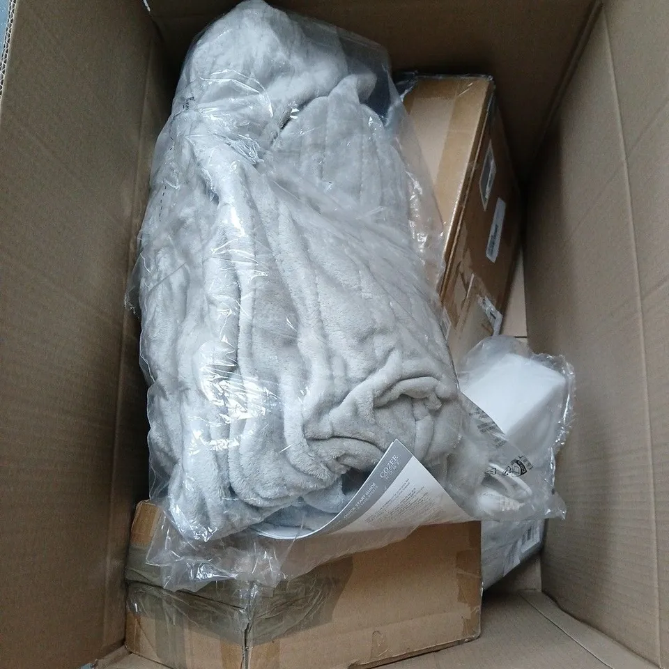 BOX OF APPROXIMATELY 10 ASSORTED HOUSEHOLD ITEMS TO INCLUDE DUALIT SANDWICH CAGE, CHRISTMAS ORNAMENT, NILE FILE SET SET