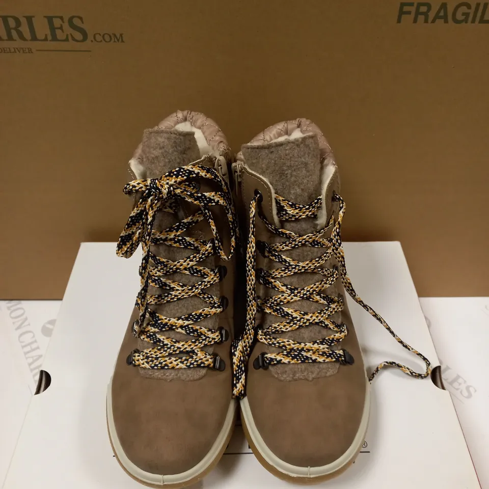 RIEKER WATER RESISTANT LACE UP BOOT SIZE 5