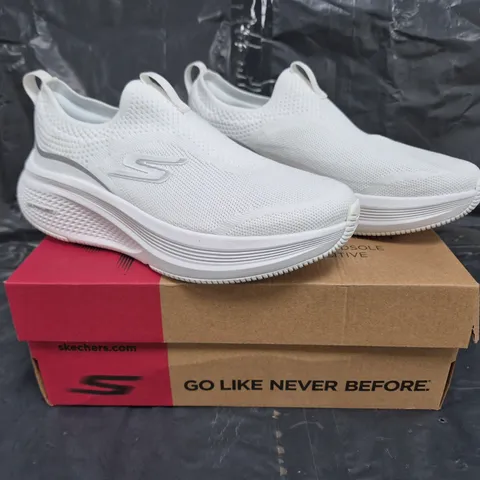 BOXED PAIR OF SKECHERS GO RUN ELEVATE 2.0 CADENA SLIP-ON TRAINERS IN WHITE SIZE 6