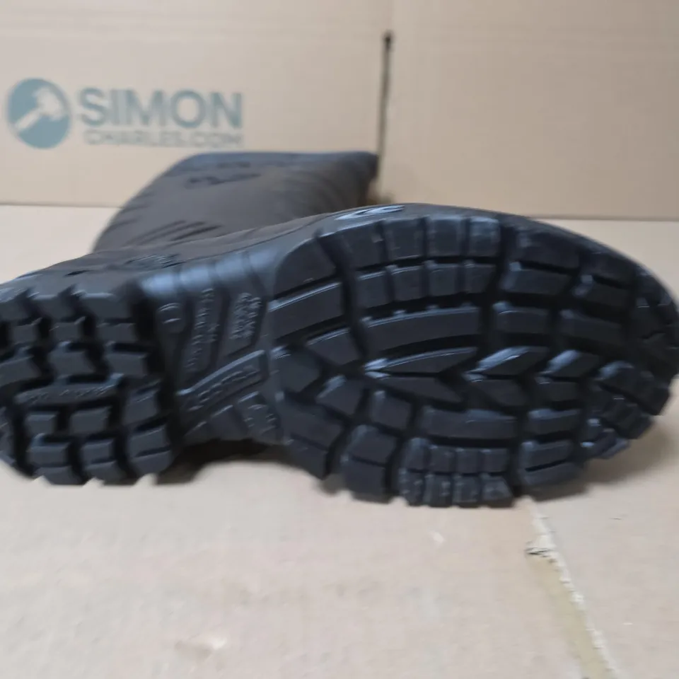 BOXED PAIR OF COFRA SAFEST BLACK SAFETY BOOTS S5 CI FO SR, UK 7 (EU 41)