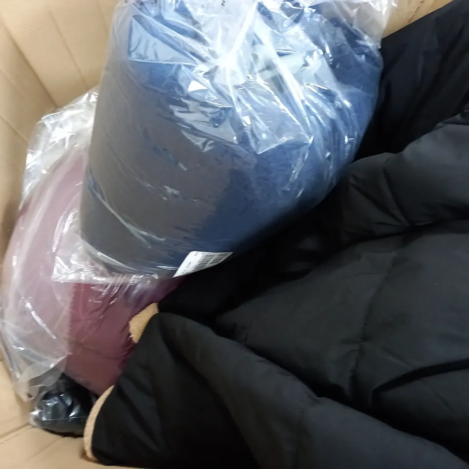 APPROXIMATELY 18 ASSORTED CLOTHING ITEMS TO INCLUDE COATS, SHIRTS, JACKET, ETC
