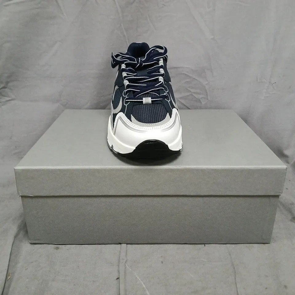 BOXED PAIR OF CLEENS PULSE RUNNER TRAINERS IN MIDNIGHT/WHITE SIZE UK 8