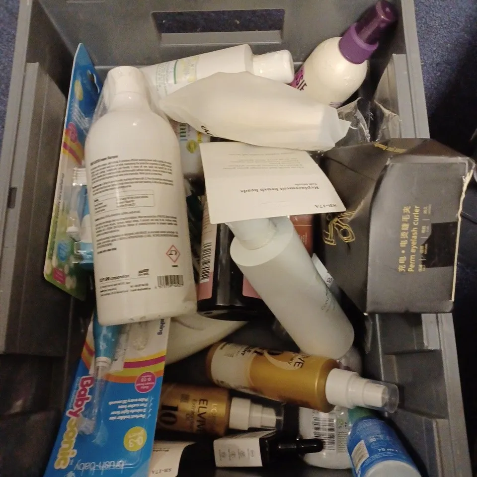 LOT OF APPROXIMATELY 20 COSMETICS ITEMS TO INCLUDE TREATMENT OIL , LUBRICANT , SHAMPOO , ETC