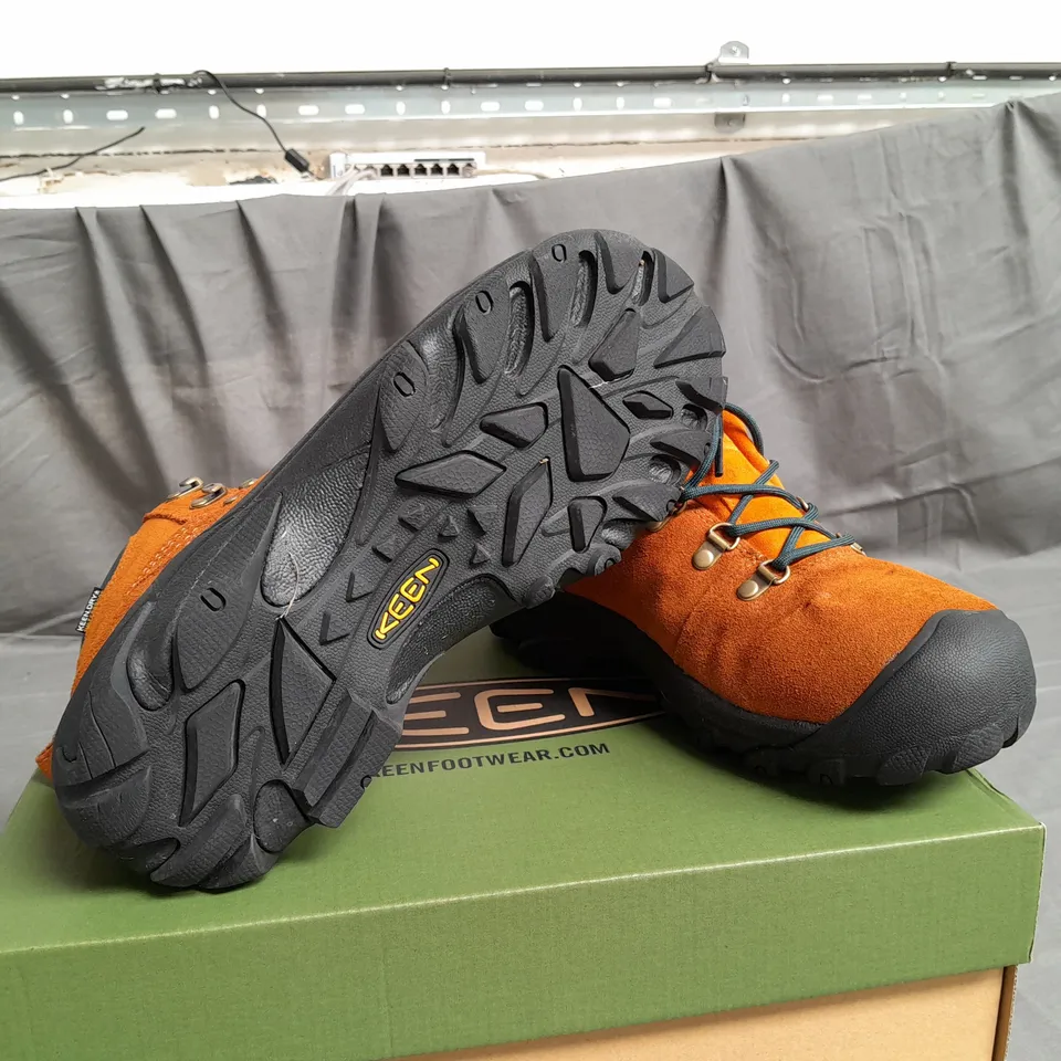 BOXED PAIR OF KEEN MAPLE PYRENEES W BOOTS SIZE UK 8.5