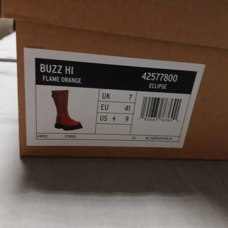 DR. MARTENS BUZZ HI FLAME ORANGE BOOTS – UK 7 (EU 41 / US 9) – BOXED
