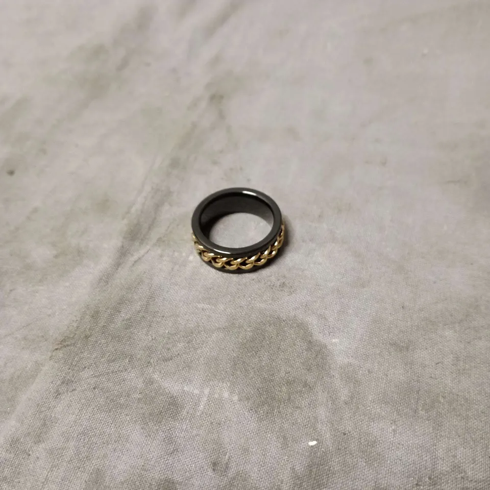 WONDER RING BLACK WITH GOLD DETAIL IN BLACK BOX